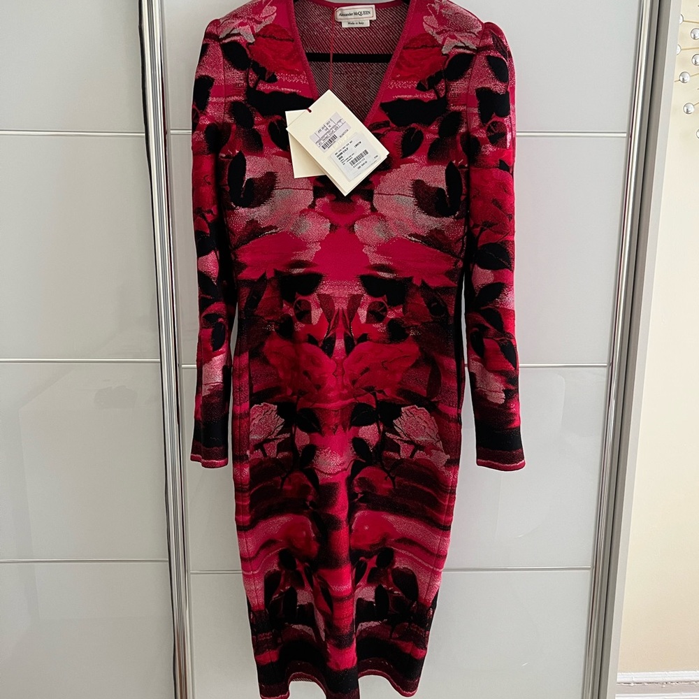 Alexander McQueen blurred rose jacquard fitted dress, size L. Made in Italy.